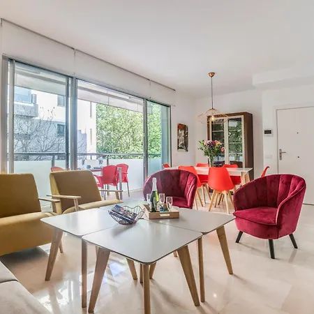 Modern Next The Apartment